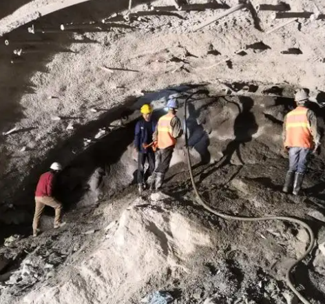 景东拱顶带模注浆料的施工流程及注意事项